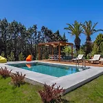 Вилла Coral Tree Luxury *