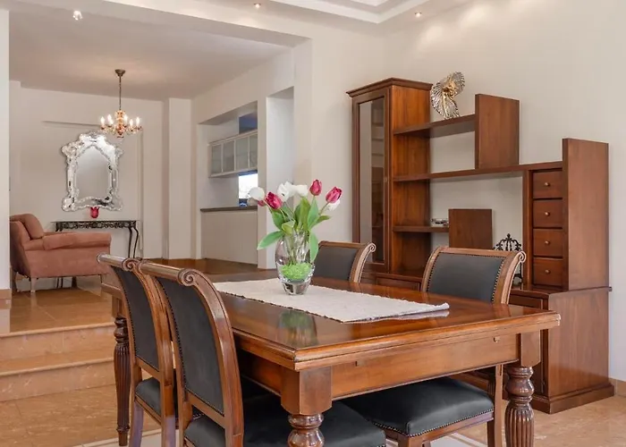 Coral Tree Luxury 이알리소스